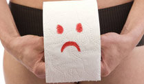 frau-haelt-toilettenpapier-mit-aufgemaltem-negativ-smiley-.jpg