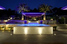 Luxus-Traumhaus-Garten-Gestaltung-Pool-Beleuchtung.jpg