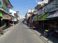 28-Maeklong-Railway-Market-01.jpg