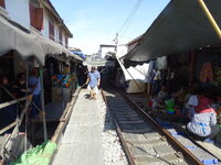 28-Maeklong-Railway-Market-02.jpg