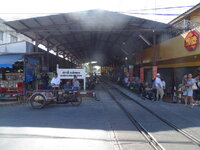 28-Maeklong-Railway-Market-03.jpg