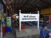 28-Maeklong-Railway-Market-04.jpg