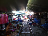 28-Maeklong-Railway-Market-13.jpg