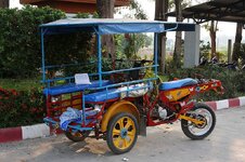 800px-Tuk-tuk_in_Sukhothai_03.jpg