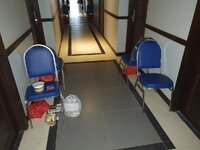 Stuhl vor Zimmer.jpeg Stuhl vor Zimmer.jpeg