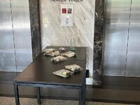 Pillen-Tisch am Aufzug.jpeg