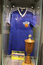 Duitsland-Dortmund ''Duits voetbalmuseum-DDR Frauentrikot''.jpg