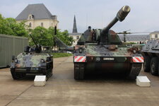 Duitsland-Dresden ''Museum der Bundeswehr-Panzerhaubitze 2000 und Wiesel''.JPG