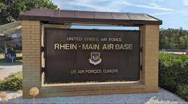 Duitsland-Frankfurt ''Denkmal Luftbrücke'' (2).jpg