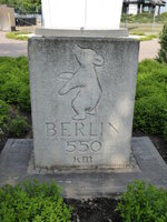 Duitsland-Frankfurt ''Denkmal Luftbrücke'' (3).JPG