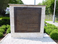 Duitsland-Frankfurt ''Denkmal Luftbrücke'' (4).JPG