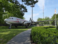 Duitsland-Frankfurt ''Denkmal Luftbrücke-Douglas C-54 Skymaster'' (2).JPG
