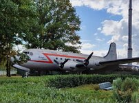 Duitsland-Frankfurt ''Denkmal Luftbrücke-Douglas C-54 Skymaster'' (3).jpg
