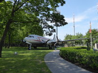 Duitsland-Frankfurt ''Denkmal Luftbrücke-Douglas C-54 Skymaster'' (4).JPG
