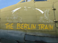 Duitsland-Frankfurt ''Denkmal Luftbrücke-Douglas DC-3'' (1).JPG