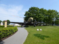 Duitsland-Frankfurt ''Denkmal Luftbrücke-Douglas DC-3'' (2).JPG