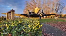 Duitsland-Frankfurt ''Denkmal Luftbrücke-Douglas DC-3'' (3).jpg