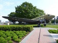 Duitsland-Frankfurt ''Denkmal Luftbrücke-Douglas DC-3'' (4).JPG