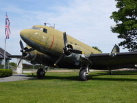 Duitsland-Frankfurt ''Denkmal Luftbrücke-Douglas DC-3'' (5).JPG