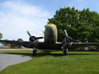 Duitsland-Frankfurt ''Denkmal Luftbrücke-Douglas DC-3'' (7).JPG