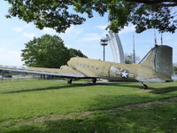 Duitsland-Frankfurt ''Denkmal Luftbrücke-Douglas DC-3'' (8).JPG