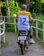 Mann auf Mofa(2).jpg