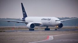 Duitsland-Frankfurt ''Flughafen-Lufthansa Boeing 777'' (1).jpg