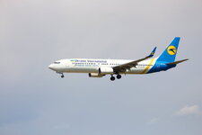 Duitsland-Frankfurt ''Flughafen-Ukraine International Boeing 737'' (1).JPG