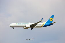 Duitsland-Frankfurt ''Flughafen-Ukraine International Boeing 737'' (2).JPG