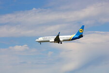 Duitsland-Frankfurt ''Flughafen-Ukraine International Boeing 737'' (3).JPG