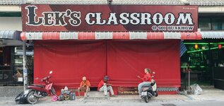 Lek's Classroom Vorhang zu.jpg
