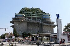 2024_Hamburger_Flaktürme_in_St._Pauli_02.jpg