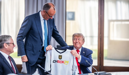 Screenshot 2026-06-17 at 23-18-15 Diplomatischer Eklat WM-Trikot von Merz für Trump war von Ch...png