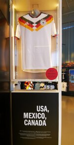 Duitsland-Herzogenaurach ''Adidas Outletstore'' (21).jpg Duitsland-Herzogenaurach ''Adidas Outletstore'' (21).jpg