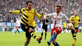 dortmunds-mats-hummels-li-im-zweikampf-mit-hamburgs-ivica-olic--20151120_190940.jpg