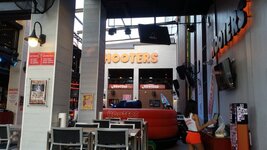 hooters.jpg