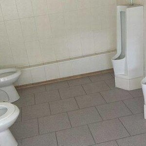 Imsitzenweitpinkeln