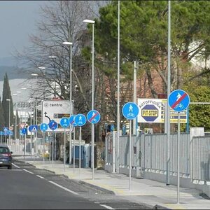 Der_schwager_vombuergermeister_stellt_verkehrsschilder_her